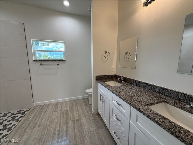 Building Photo - 1027 Eisenhower Blvd