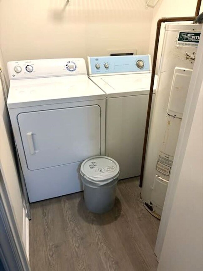 Building Photo - University Area Condo, 2 bd, 2bth