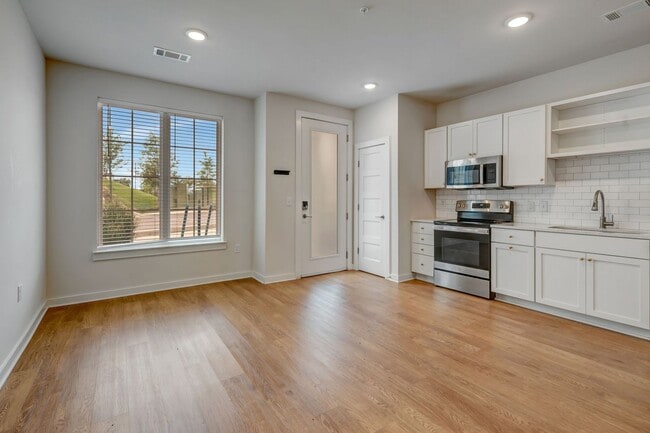 Building Photo - **Move-In Special - $500 off first month's rent**