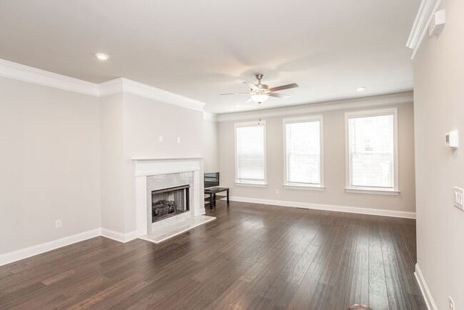 Building Photo - 3 story townhome in a great location in Chamblee