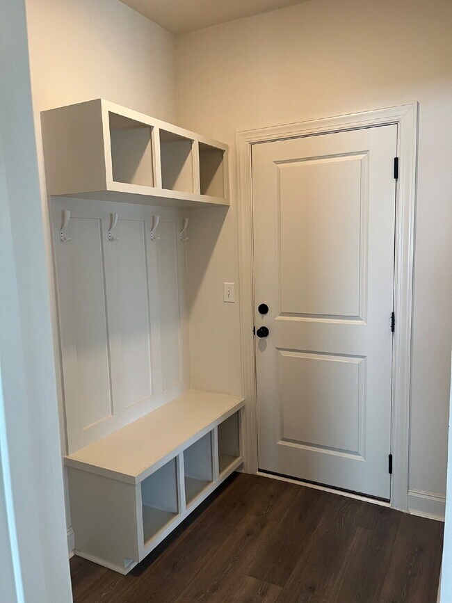 Building Photo - "Spacious 4-Bedroom Retreat with 3.5 Baths in Charming Mt. Juliet!"