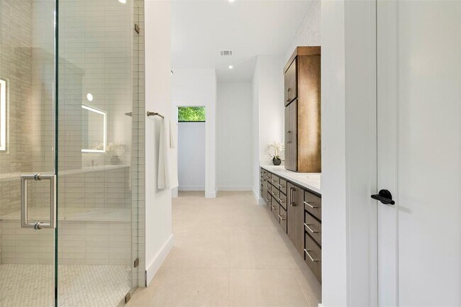 Building Photo - 2504 Bluffview Dr