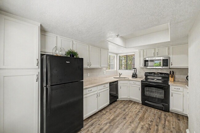 Building Photo - 6885 E Cochise Rd