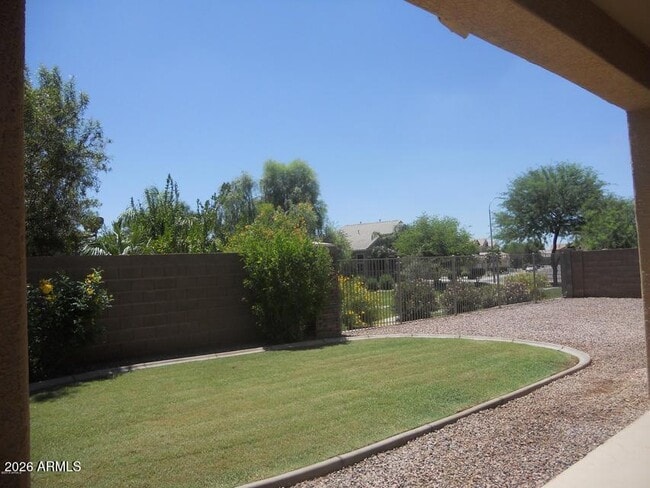 Building Photo - 2417 E Iris Dr