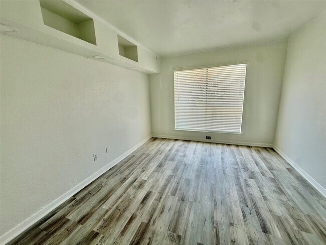 Building Photo - 2830 S Bartell Dr