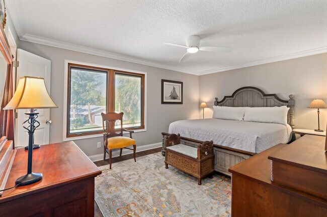 Building Photo - 430 Arricola Ave