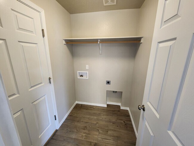 Building Photo - Nice newer 3 bedroom