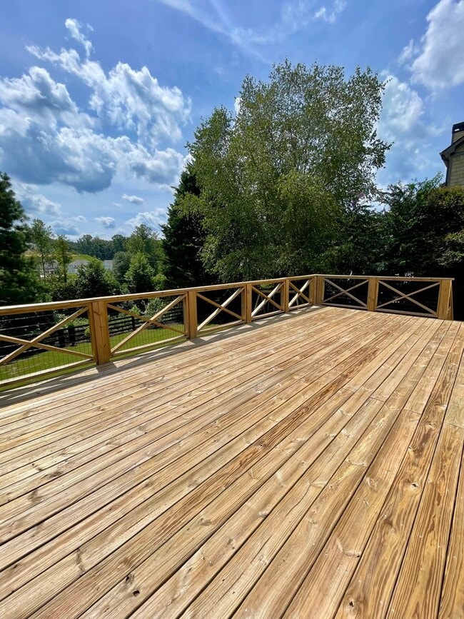 Building Photo - Gorgeous 5 bedroom 3.5 bath home in desira...