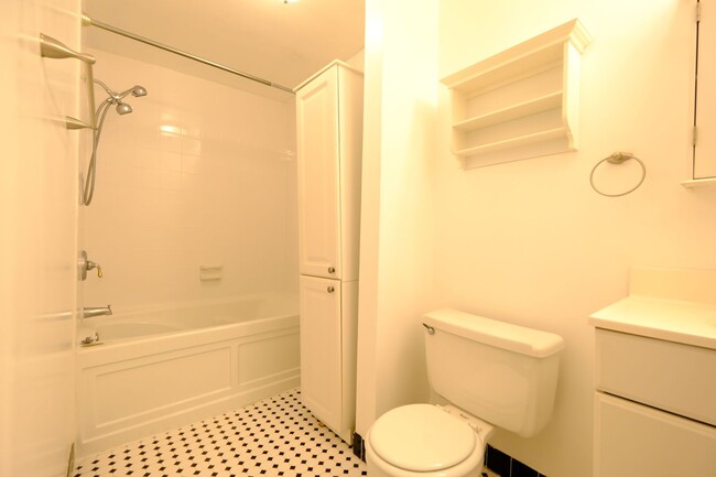 Building Photo - Lovely 3 BR/2 BA Townhome in Pasadena!
