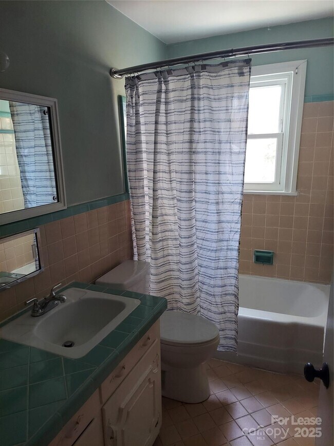 Building Photo - 3813 Selwyn Ave