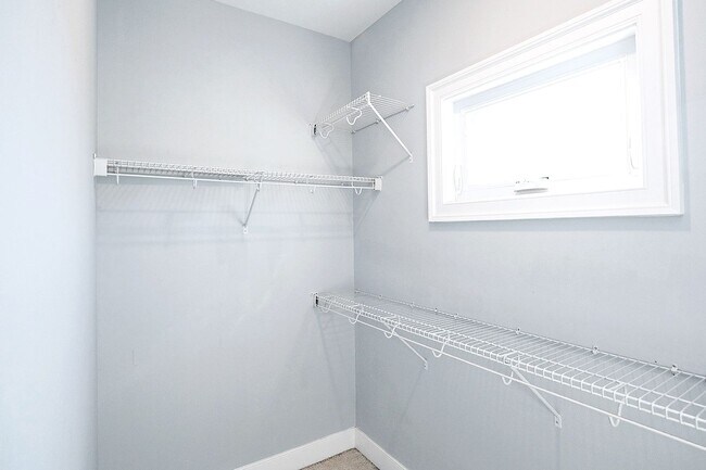 Building Photo - Pet-Friendly Belmont Home With Fenced Yard