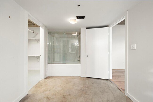 Building Photo - 2000 Bagby St