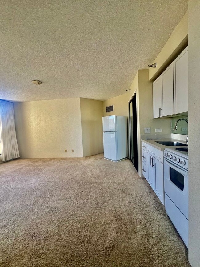 Building Photo - Charming & Convenient Studio, Great Building