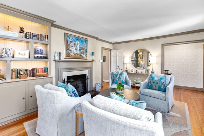 Building Photo - Stunning Irving Park 4 bedroom, 4 bathroom...