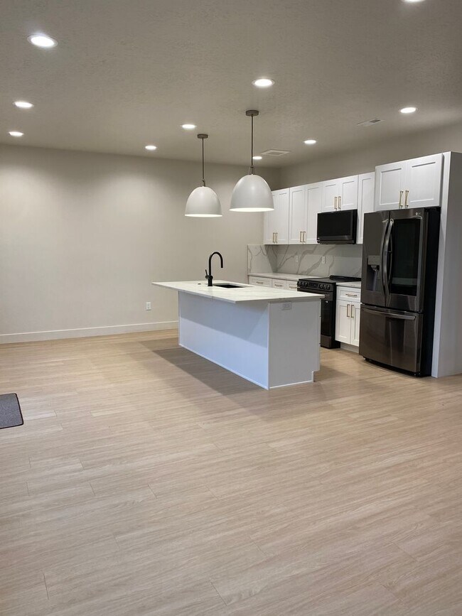 Building Photo - 3 bedroom / 2.5 bath with garage - Driggs ...