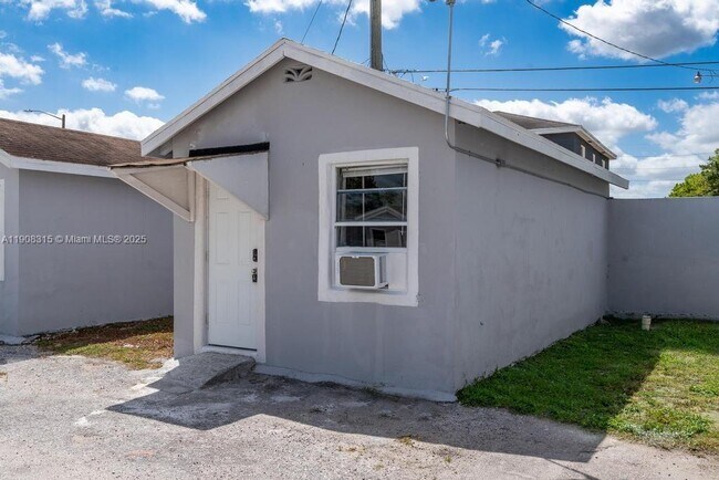 Building Photo - 12101 Everglades St