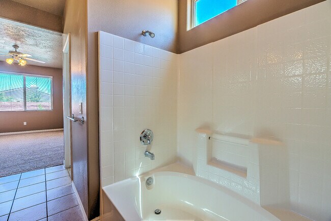 Building Photo - Beautiful Coral Canyon Home with Modern Up...