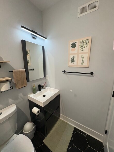 Upstairs bath - 402 W Berks St