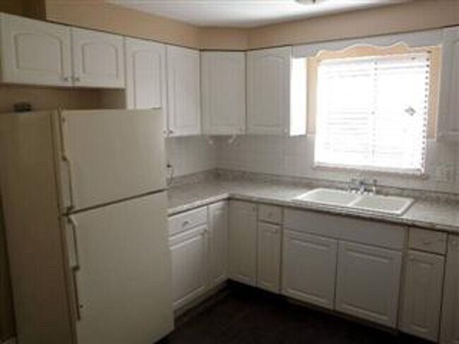Building Photo - Brick Ranch with 4 bedrooms and Basement