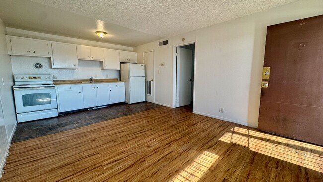 Building Photo - Move-in ready 1-bedroom condo