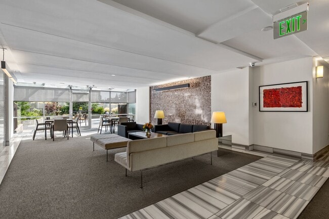 Building Photo - Beautifully renovated condo in the Cherry Creek Area!