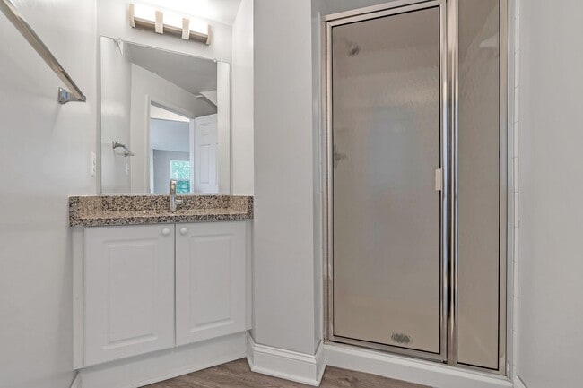 Building Photo - Luxurious 2 Level 2 Bedroom + Den 3 Bathro...