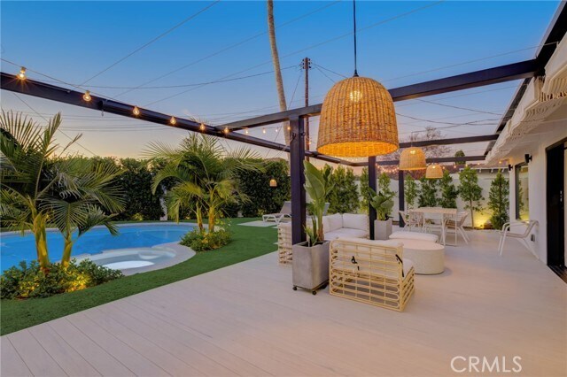 Building Photo - 8161 Encino Ave