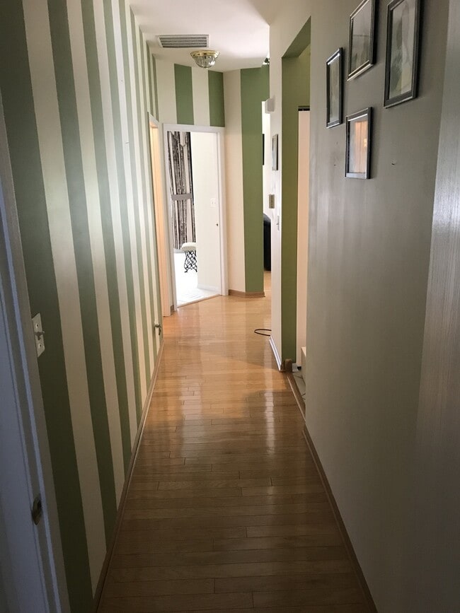 Building Photo - Exceptionally Clean 2-Bedroom Ranch with Double Car Garage