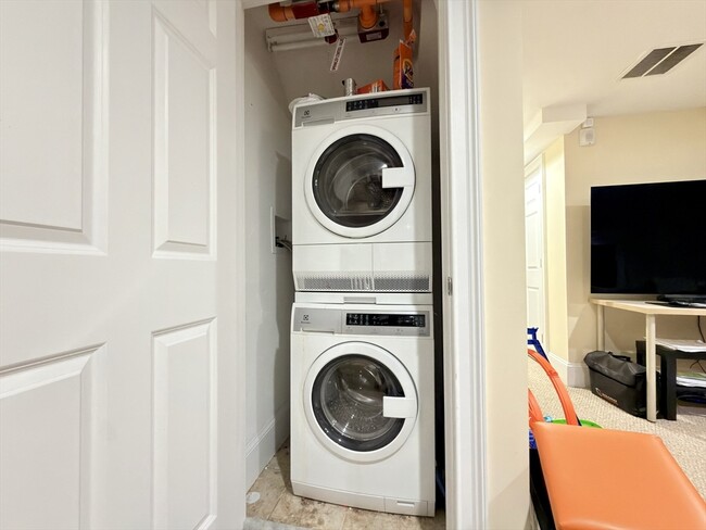 Building Photo - 143 Broad St