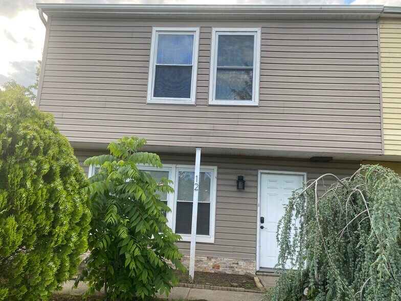 Primary Photo - 12 Farmhouse Rd