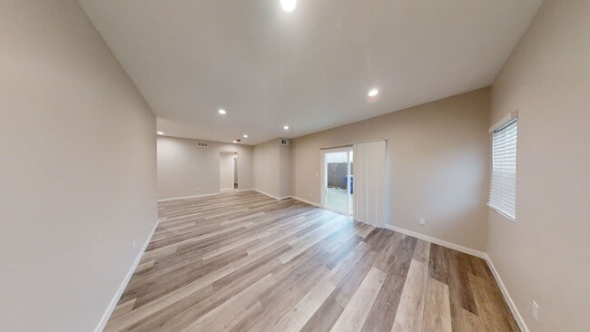 Building Photo - 6BD/2BA on Ewing!