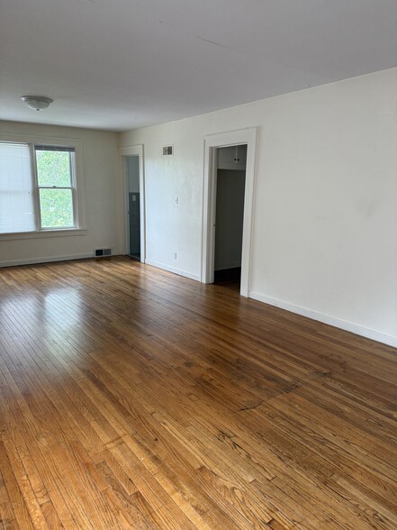 master bedroom suite - 827 N Rebecca Pl