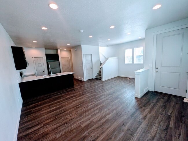 Building Photo - Gorgeous Townhome!!!