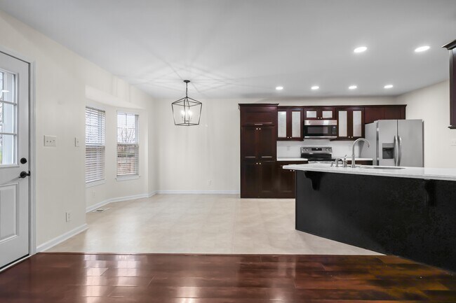 Building Photo - 3817 Roscommon Way