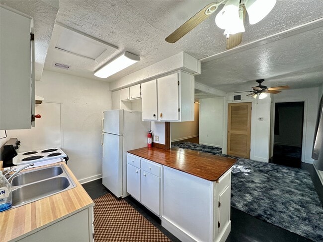 Building Photo - 5618 Avenue L Ave