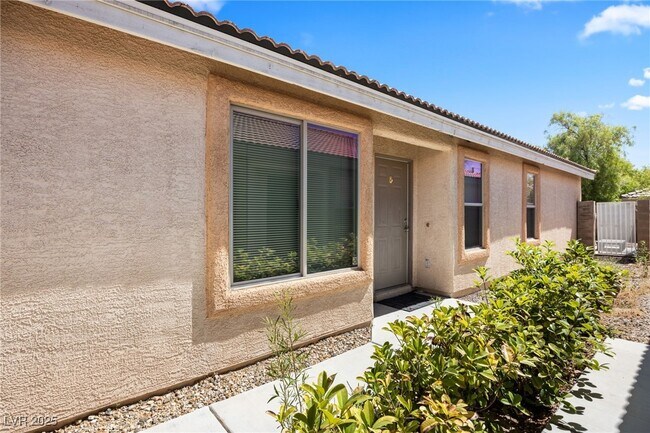 Building Photo - 11012 Vallerosa St