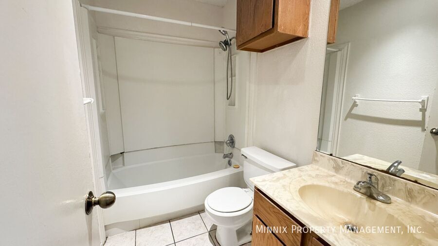 Building Photo - 8208 Vernon Ave