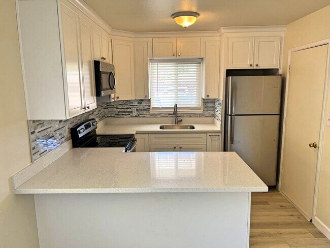 Building Photo - Remodeled 2 Bedroom Duplex w/ 1 Car Garage *Star Rentals