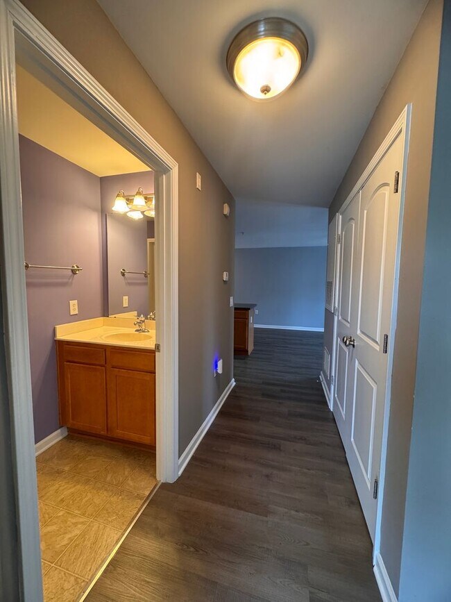 Building Photo - 2BR 2BA Condo with All Appliances Included