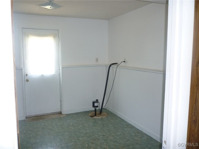Building Photo - 7479 Jennifer Ln