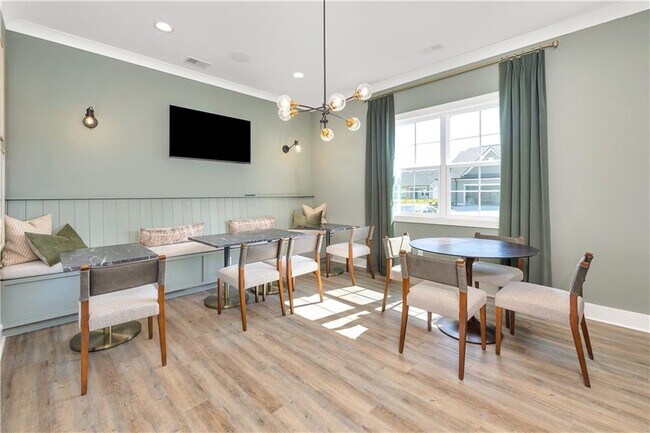 Building Photo - 245 Fox Run Dr