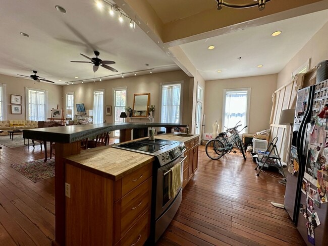 Building Photo - 3 BED | 2.5 BATH | WRAP AROUND PORCHES | MIDTOWN