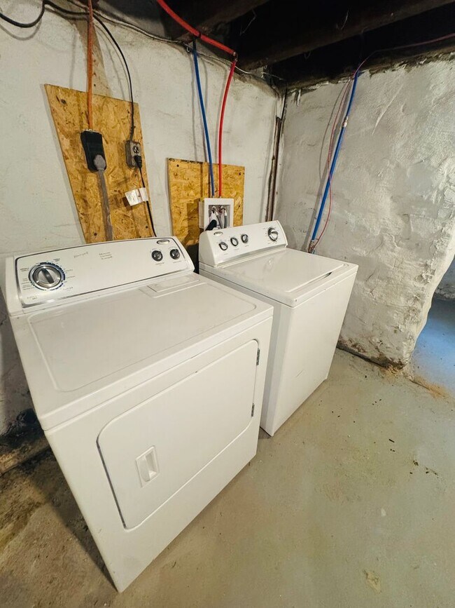 Building Photo - 946 Farson St