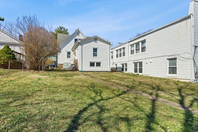 Building Photo - 5 Bedroom Single Family in Brunswick