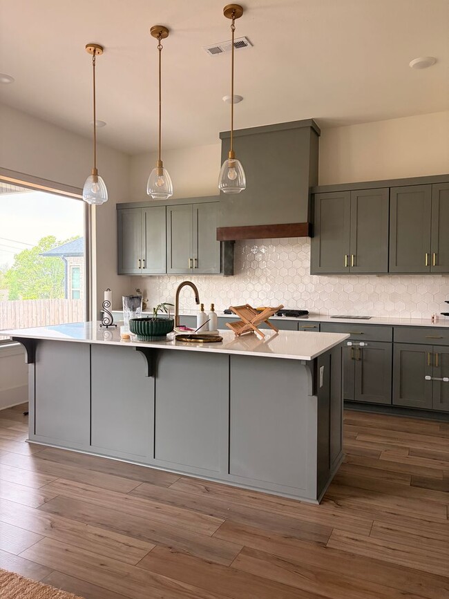 Building Photo - Spacious 5-Bedroom House in Cave Springs, AR