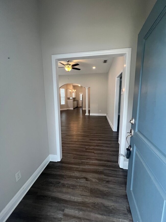 Building Photo - Charming 3/2 Home in Great Neighborhood
