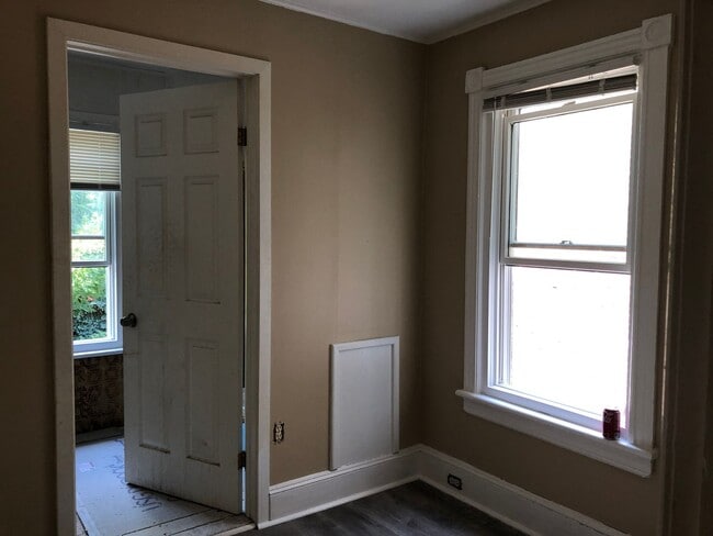 Building Photo - Fantastic 2 Bedroom/2 Bath Home! Recently Renovated Kitchen & Baths!