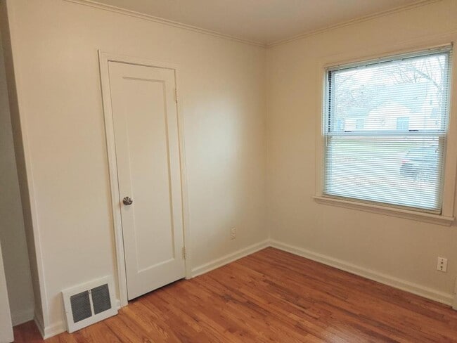 Building Photo - 1409 Royal Ave