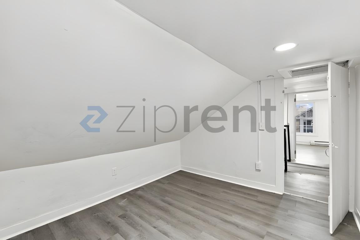 Building Photo - Unit