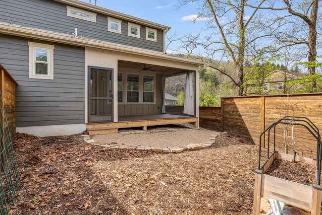 Building Photo - Stunning 3-Bedroom Townhome in Black Mountain's Sweet Birch Commons